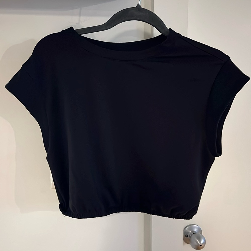 Alo Yoga muscle cropped T